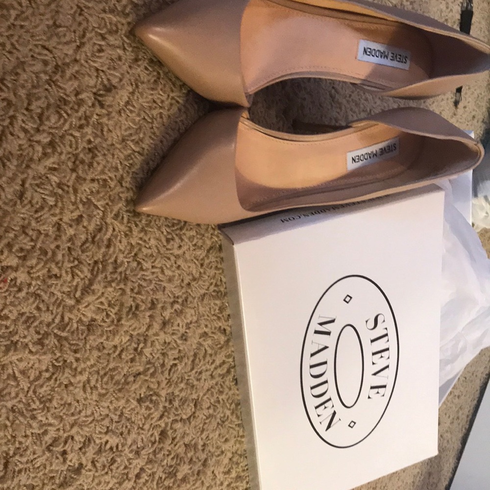 New never worn Steve Madden Pumps